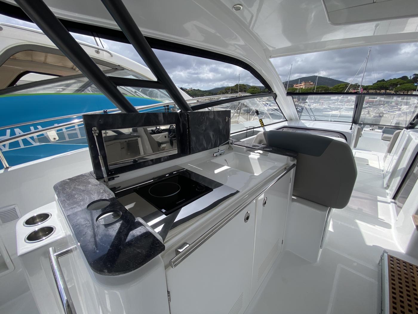 Power catamaran Fourwinns TH 36 for charter Gulf of Saint Tropez