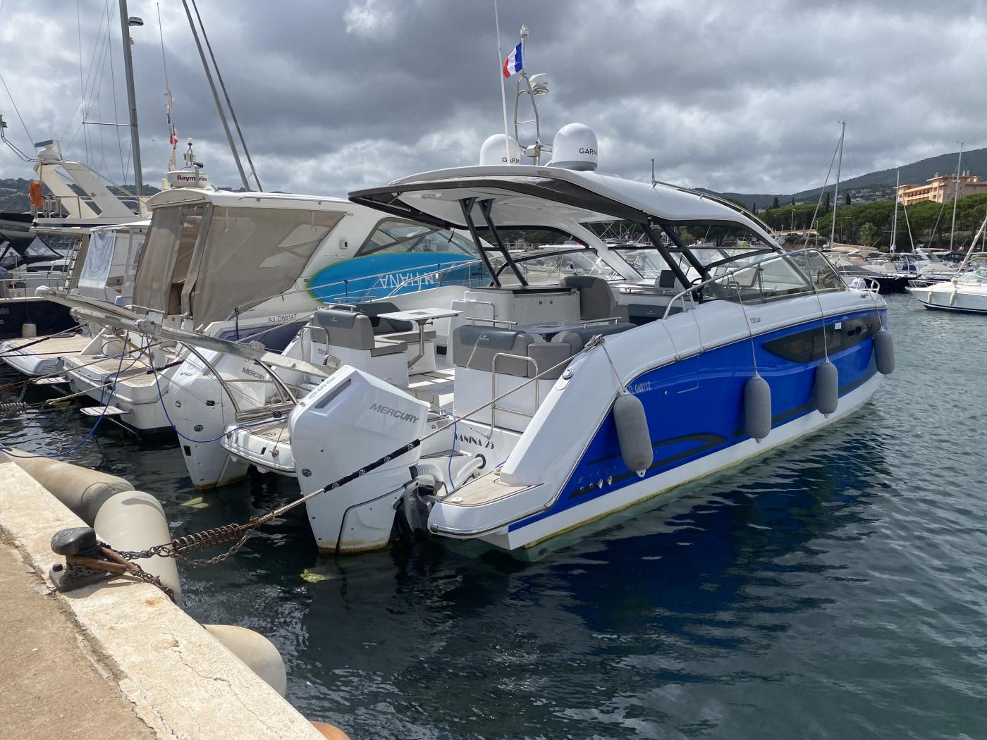 Power catamaran Fourwinns TH 36 for charter Gulf of Saint Tropez