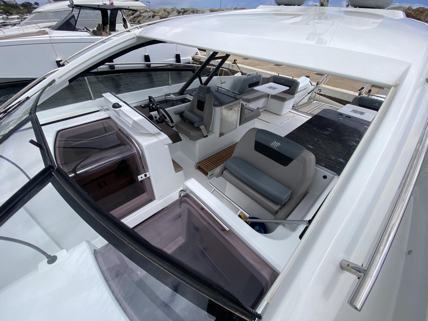 Power catamaran Fourwinns TH 36 for charter Gulf of Saint Tropez